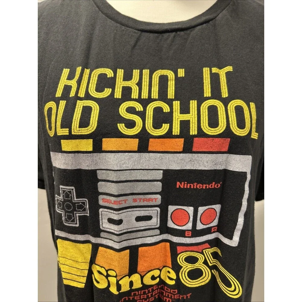 Nintendo mens T-shirt black kickin it old school size XL Short sleeve
